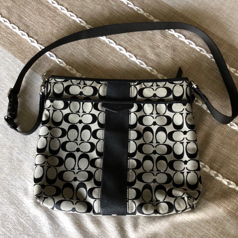 Authentic coach crossbody purse smoke free home!